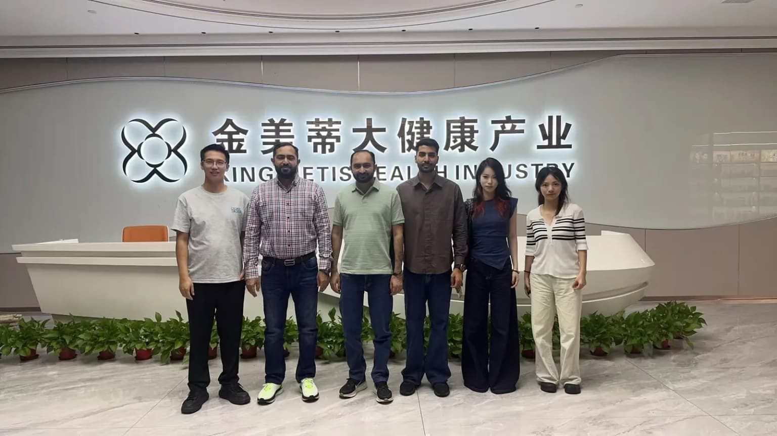 International personal care buyers visiting King Metis Foshan showroom for OEM ODM factory cooperation discussion