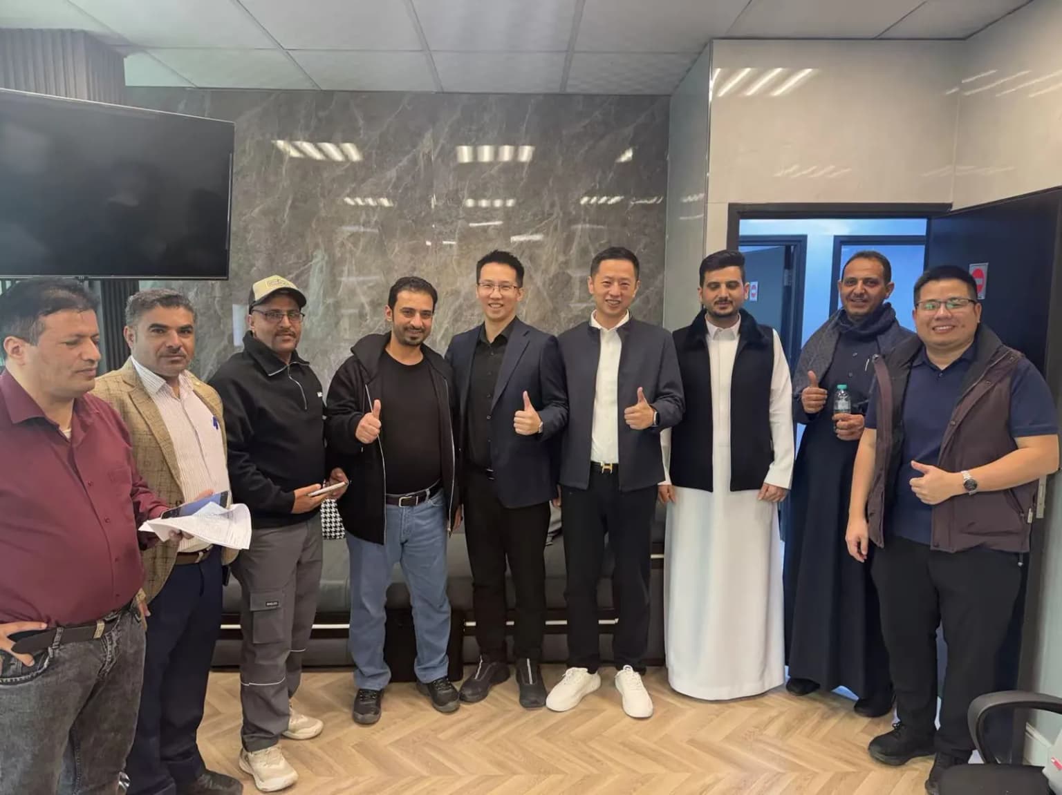 Overseas buyers meeting King Metis team for formula sample packaging and bulk order sourcing discussion